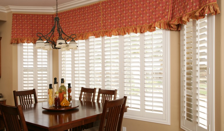 Decorative accents, drapes, and curtains may not provide the simplistic style you want. Plantation shutters in Fort Lauderdale dining room.